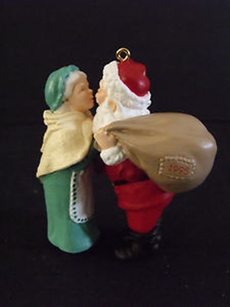 Aunt Krismas 'Christmas Eve Kiss' ornament by Duane Unruh. Year: 1995 - Mr. and Mrs. Claus series #10. 'Mint In Box' condition.
