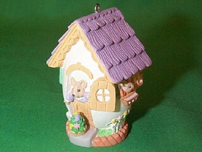 Aunt Krismas 'Apple Blossom Lane' ornament by John (Collin) Francis. Year: 1995 - Apple Blossom Lane series #1. 'Mint In Box' condition.