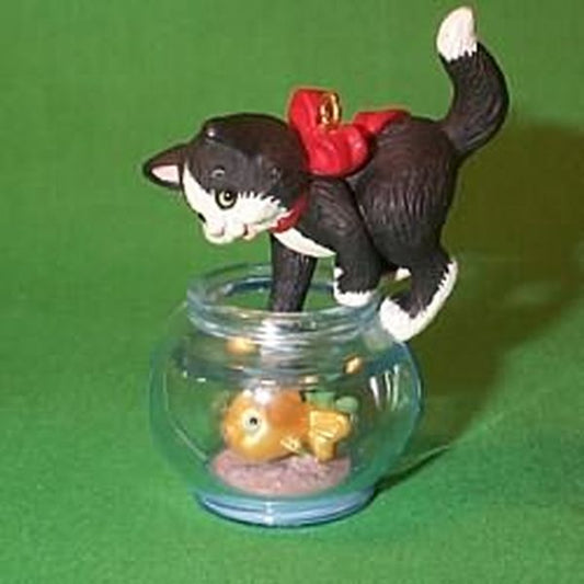 Aunt Krismas 'Goldfish' ornament by Nina Aube. Year: 1999 - Mischievous Kittens series #1. 'Mint In Box' condition.