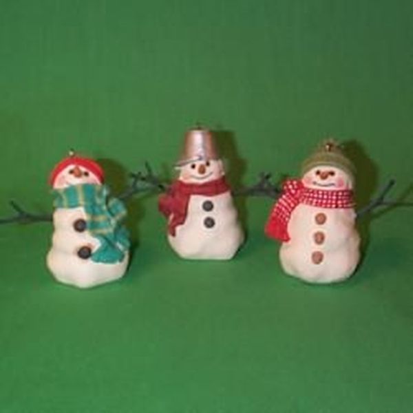 Aunt Krismas 'The Snowmen of Mitford' ornament by Hallmark. Year: 1999 - N/A series #0. 'Mint In Box' condition.