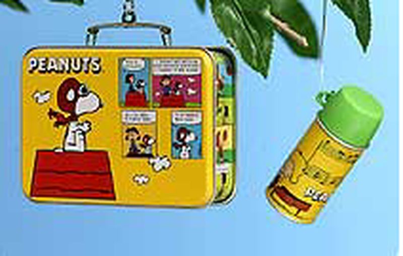 Aunt Krismas 'Peanuts Lunch Box Set' ornament by Hallmark. Year: 2000 - Lunch Box series #0. 'Mint In Box' condition.