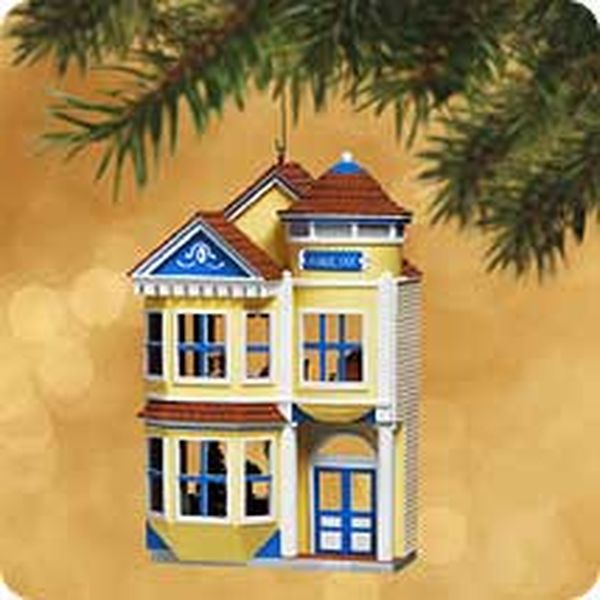 Aunt Krismas 'Victorian Inn' ornament by Don Palmiter. Year: 2002 - Nostalgic Houses & Shops series #19. 'Mint In Box' condition.