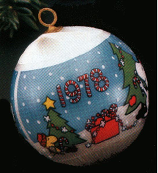 Aunt Krismas 'Peanuts' ornament by Hallmark. Year: 1978 - Peanuts Ball  series #0. 'No Box' condition.