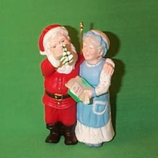 Aunt Krismas 'A Hand Warming Present' ornament by Duane Unruh. Year: 1994 - Mr. and Mrs. Claus series #9. 'Mint In Box' condition.
