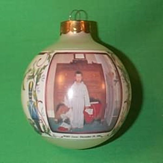 Aunt Krismas 'Norman Rockwell Art' ornament by Joyce Lyle. Year: 1994 - N/A series #0. 'No Box' condition.