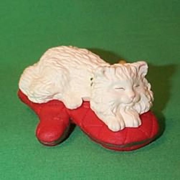 Aunt Krismas 'Cat on Mitten' ornament by Dill Rhodus. Year: 1995 - Cat Naps series #2. 'Mint In Box' condition.