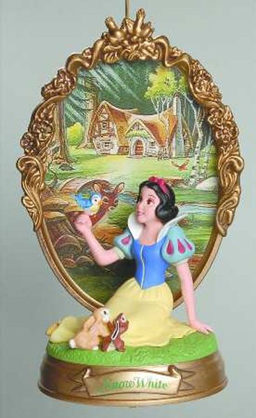 Aunt Krismas 'Walt Disney’s Snow White' ornament by Ken Crow. Year: 1998 - The Enchanted Memories series #2. 'Mint In Box' condition.