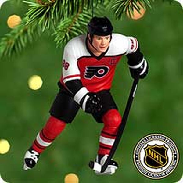 Aunt Krismas 'Eric Lindros' ornament by John (Collin) Francis. Year: 2000 - Hockey Greats series #4. 'Mint In Box' condition.