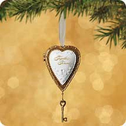 Aunt Krismas 'True Love is Our Love - Photo Holder' ornament by Duane Unruh. Year: 2002 - N/A series #0. 'Mint In Box' condition.